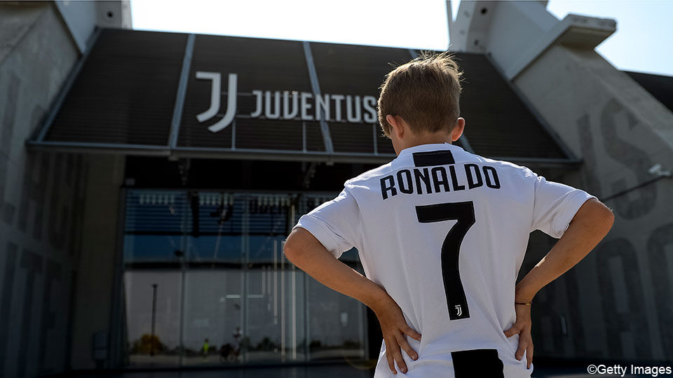 Een jonge fan van Juventus heeft al een shirt van Ronaldo kunnen bemachtigen.