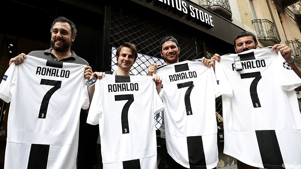 Fans Juventus met Ronaldo-shirt