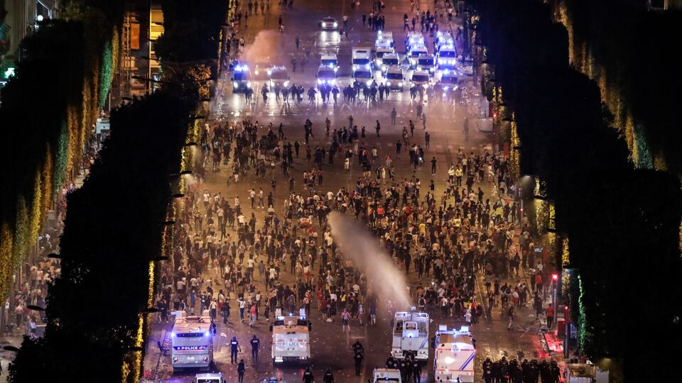 De politie moest het waterkanon inzetten tegen relschoppers in Parijs.