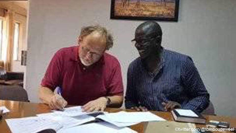 Tom Saintfiet werkt graag en veel in exotische voetballanden. Hier tekent hij zijn contract in Gambia.