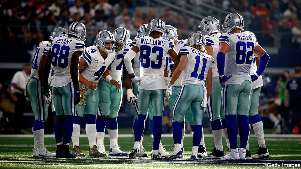 De spelers van Dallas Cowboys in een huddle.