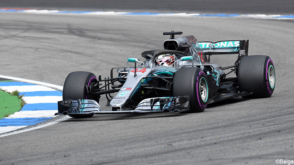 Lewis Hamilton in zijn wagen.