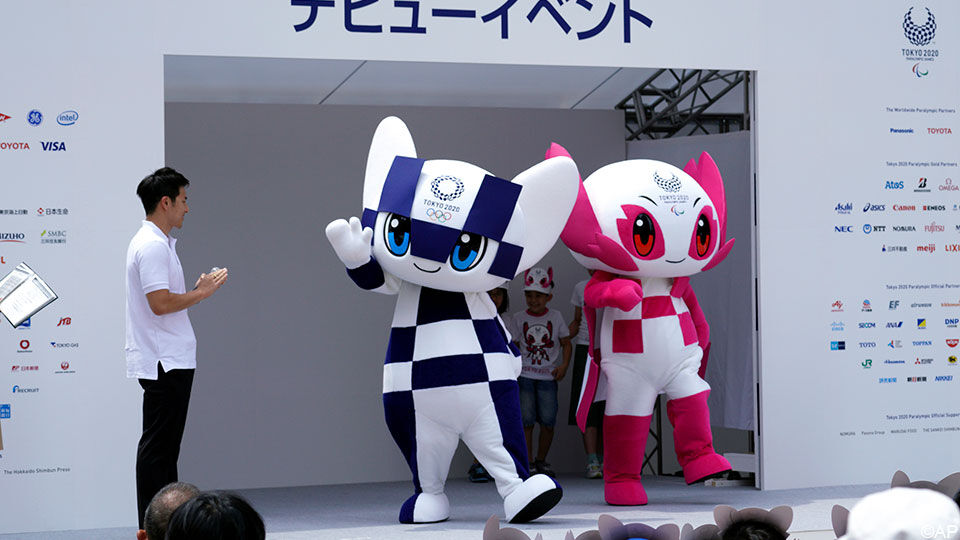 De blauw-witte Miraitowa is de olympische mascotte, de roze Someity de paralympische.