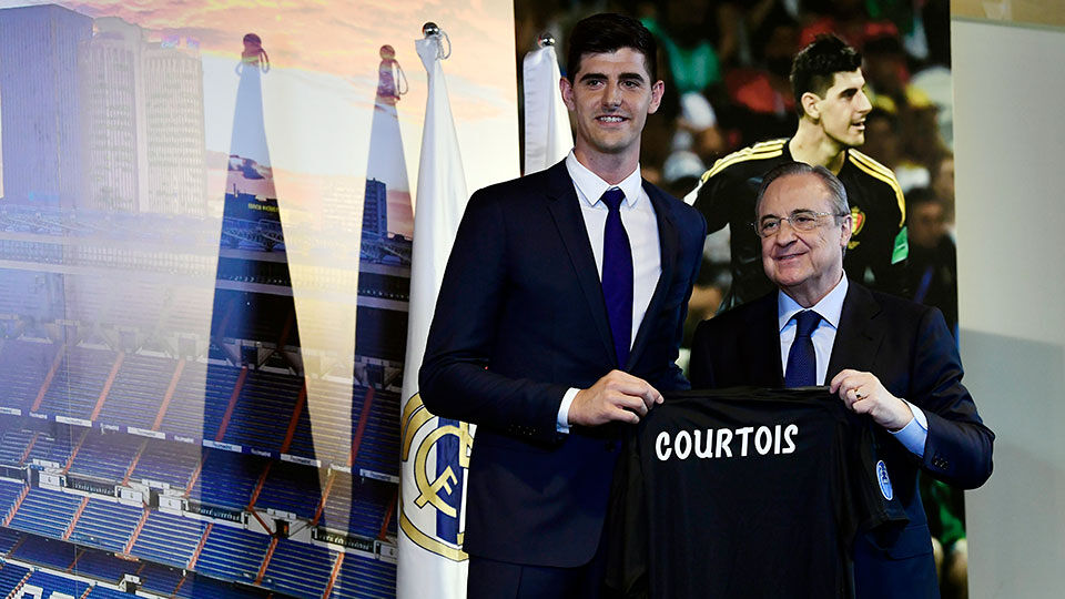 Thibaut Courtois en Real Madrid-voorzitter Florentino Pérez poseren voor de foto.