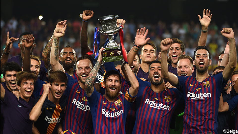 Lionel Messi steekt zijn 33e trofee in de lucht, de eerste als aanvoerder.