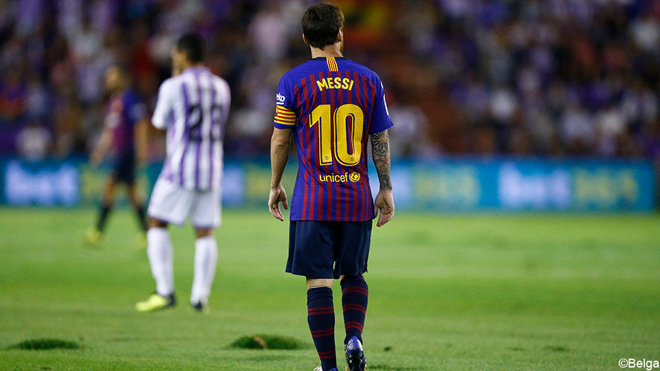 Messi wandelt over het veld.