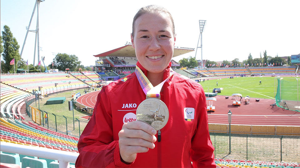 Gitte Haenen toont trots haar zilveren medaille.