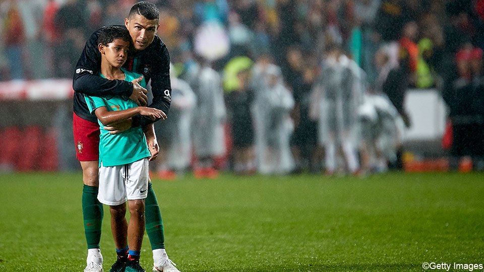 Ronaldo omhelst zijn 8-jarige zoon.