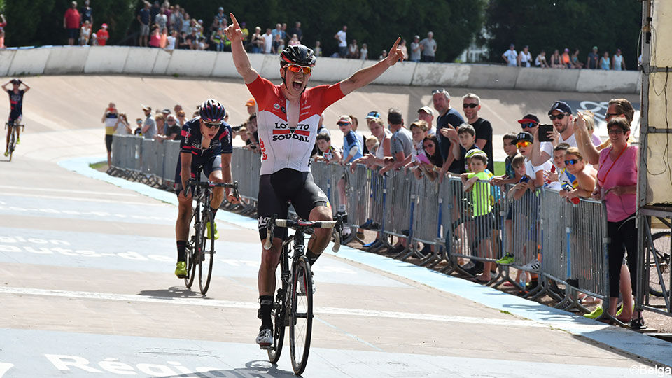 Dewulf met zijn zegegebaar dit jaar op de piste van Roubaix.