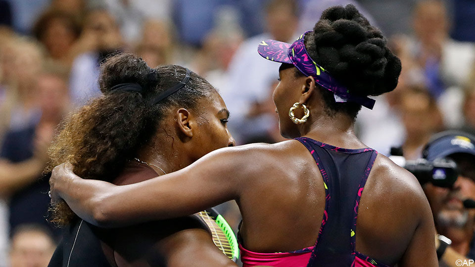 Zus Venus slaat haar arm om Serena.