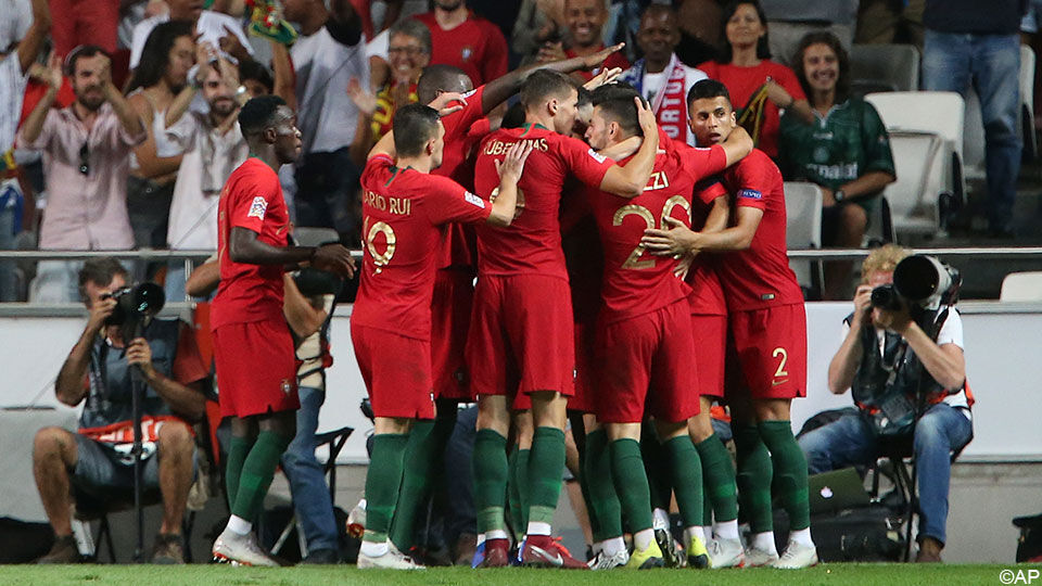 Portugal viert de 1-0 van Silva.