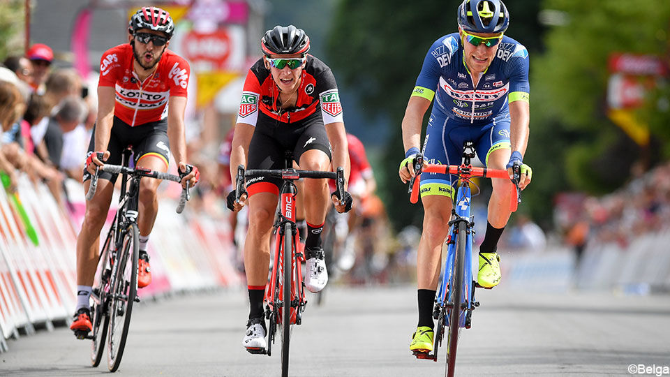 Meurisse (r) is sneller dan Teuns (m) in de Ronde van Wallonië in 2017.