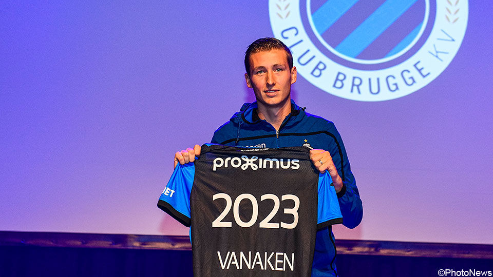 Vanaken houdt een shirt van Club Brugge met daarop 2023 in zijn handen.