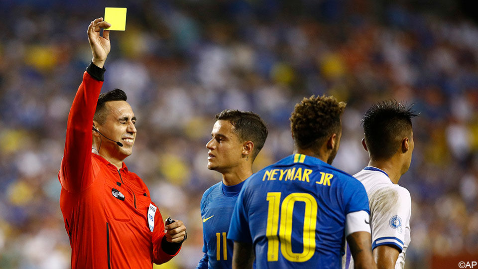 Neymar kreeg niet alleen een gele kaart, maar ook een gemoedelijke knipoog van Jair Marrufo.