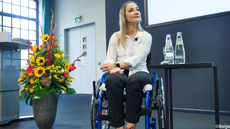 Kristina Vogel, in rolstoel, tijdens haar persmoment.
