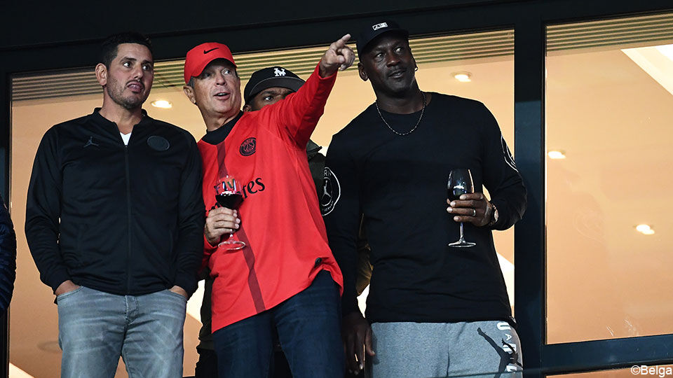 Michael Jordan, rechts op de foto, was te gast bij PSG.