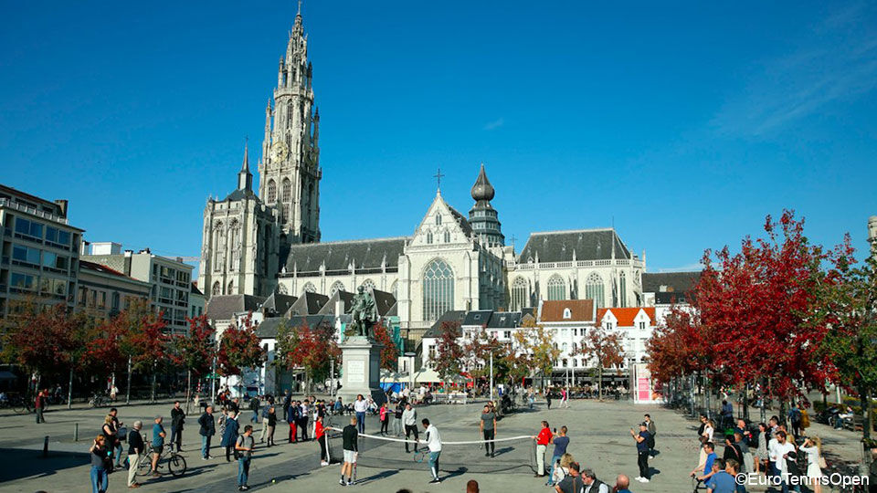 De Groenplaats in Antwerpen vormde het decor voor een partij urban tennis.