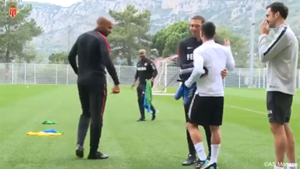 Henry staat op het trainingsveld met enkele Monaco-spelers.