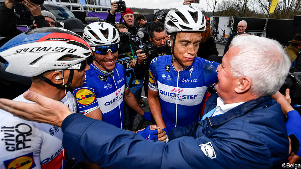 Lefevere feliciteert Terpstra, Gilbert en Stybar na de triomf in de Ronde van Vlaanderen.