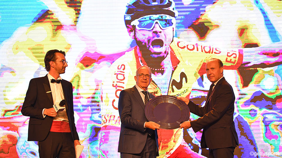De voorzitter van de Spaanse wielerbond neemt de prijs bedoeld voor Valverde in handen.