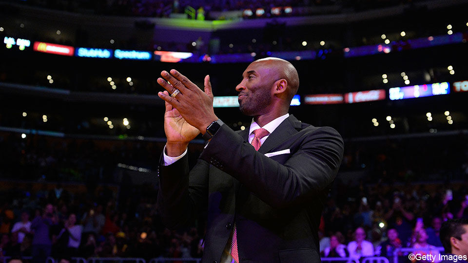Kobe Bryant krijgt applaus van de toeschouwers in de NBA-wedstrijd tussen de Lakers en de Nuggets.