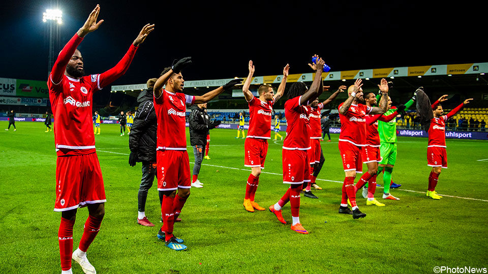 De Antwerp-spelers vieren de zege in Beveren.