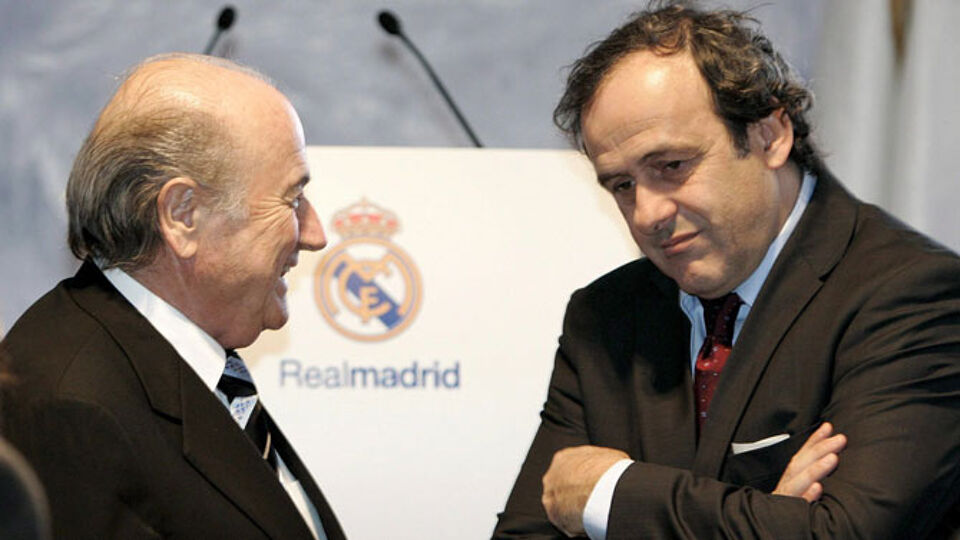 Sepp Blatter en Michel Platini (archief) waren jarenlang de zwaargewichten op het internationale voetbaltoneel.