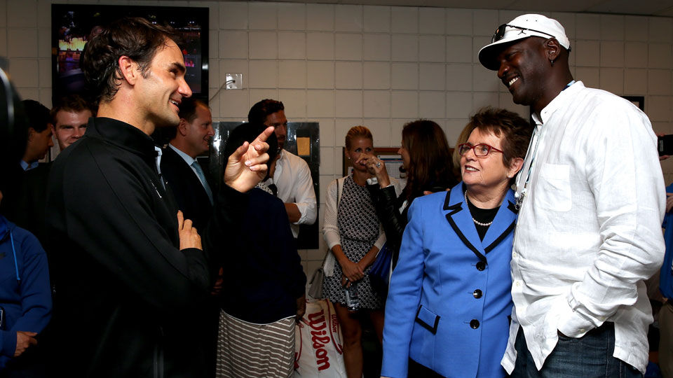 Federer in gesprek met Billie Jean King (en Michael Jordan).