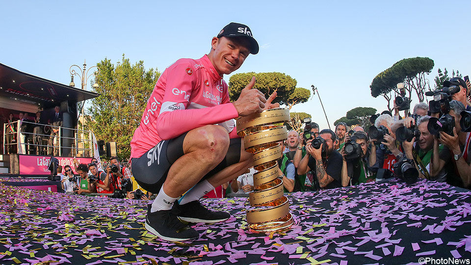 Froome poseert met de eindtrofee van de voorbije Giro.