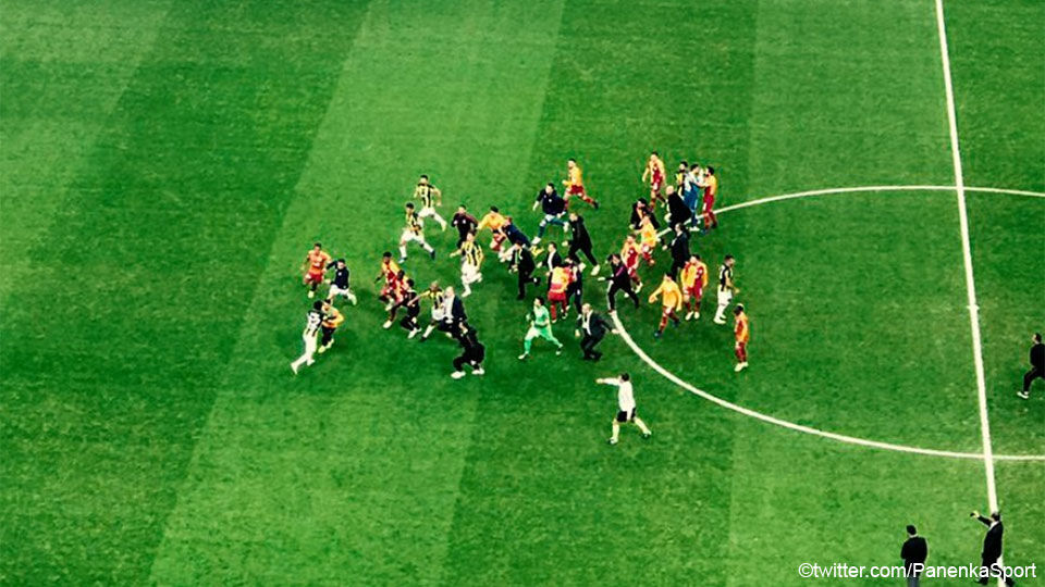Galatasaray-spelers achtervolgen Fenerbahçe-middenvelder Jailson.