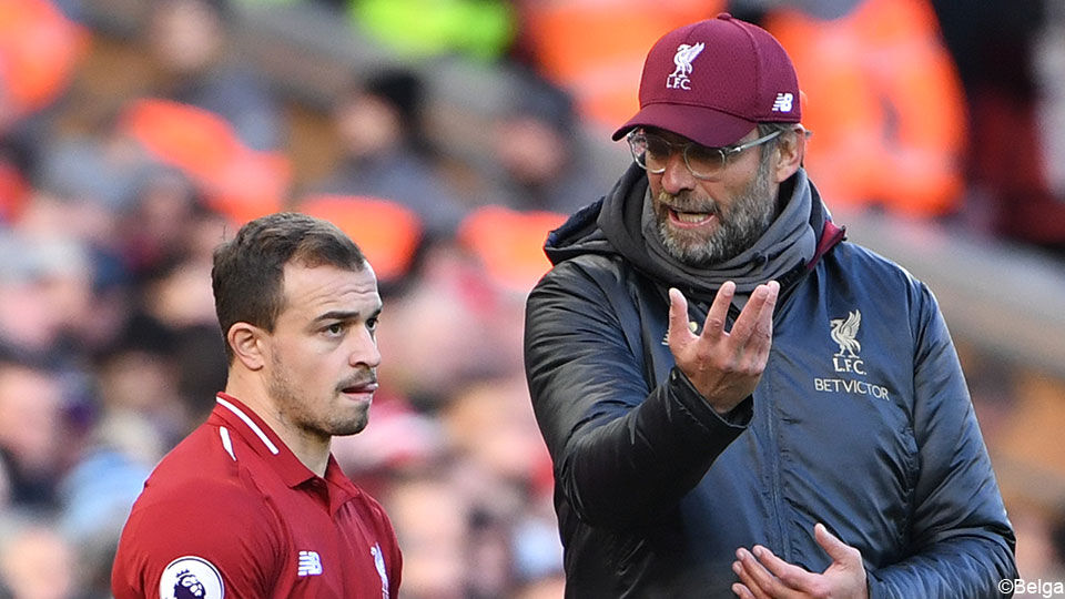 Jürgen Klopp geeft Xherdan Shaqiri instructies bij Liverpool.