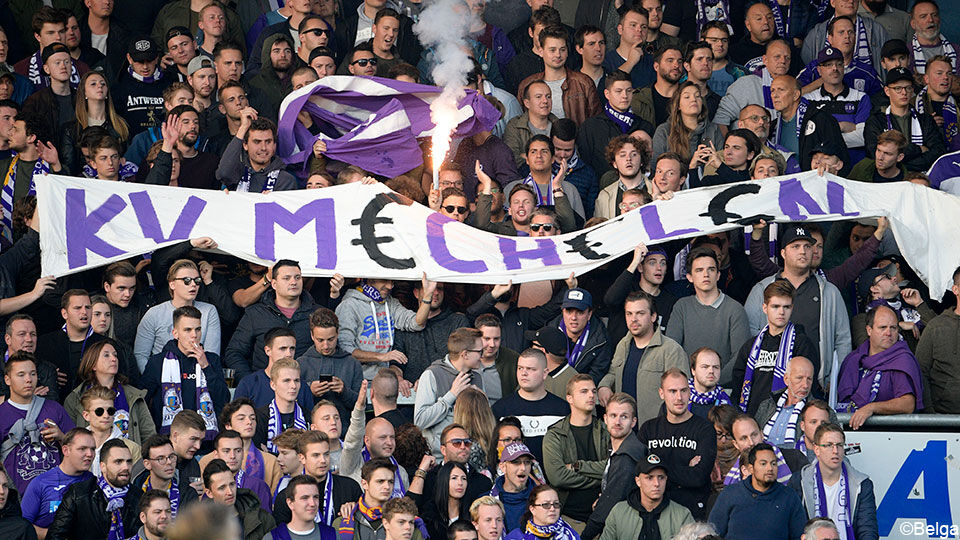 KV Mechelen, genoemd in het fraudedossier, was het mikpunt van spot in het vak van de bezoekers.