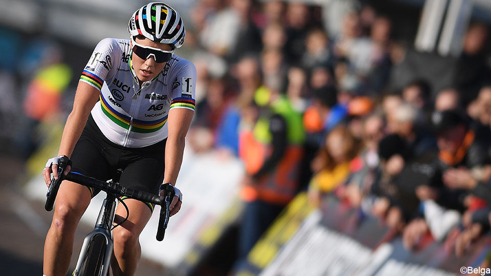 Sanne Cant komt aan in een cross, met de schouders omhoog.