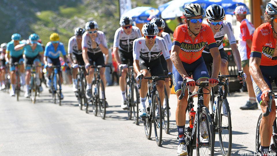 Vincenzo Nibali rijdt voor de Sky-ploeg uit tijdens de Tour.