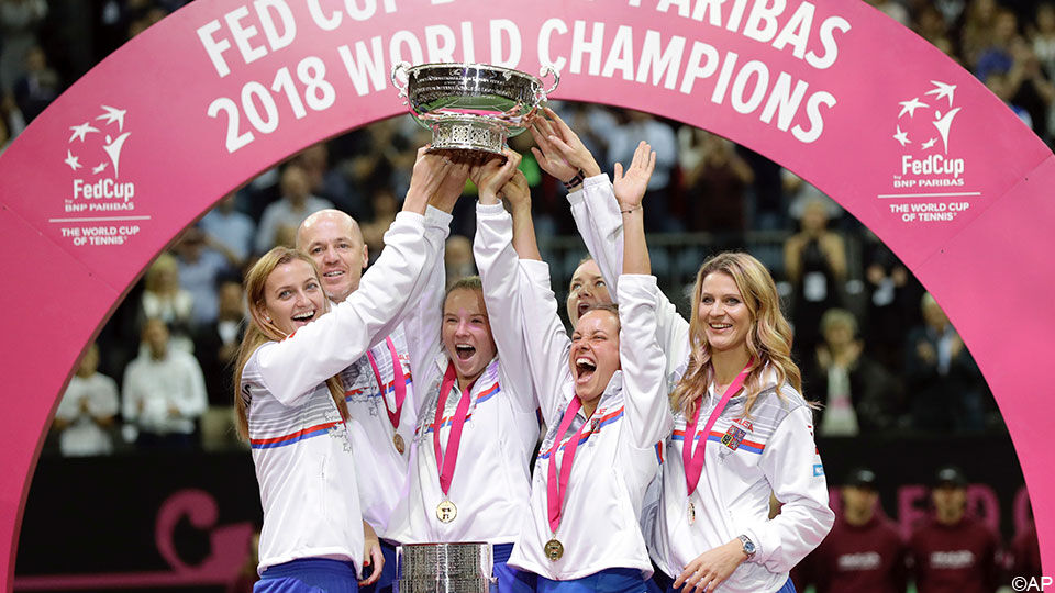 Tsjechië mag de Fed Cup-trofee in de lucht steken.