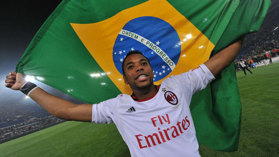 Robinho, toen hij voor Milan speelde, met de Braziliaanse vlag.