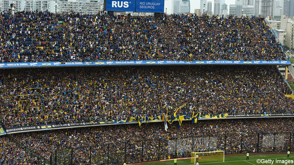 Foto van een stampvol stadion tijdens de training van Boca Juniors.