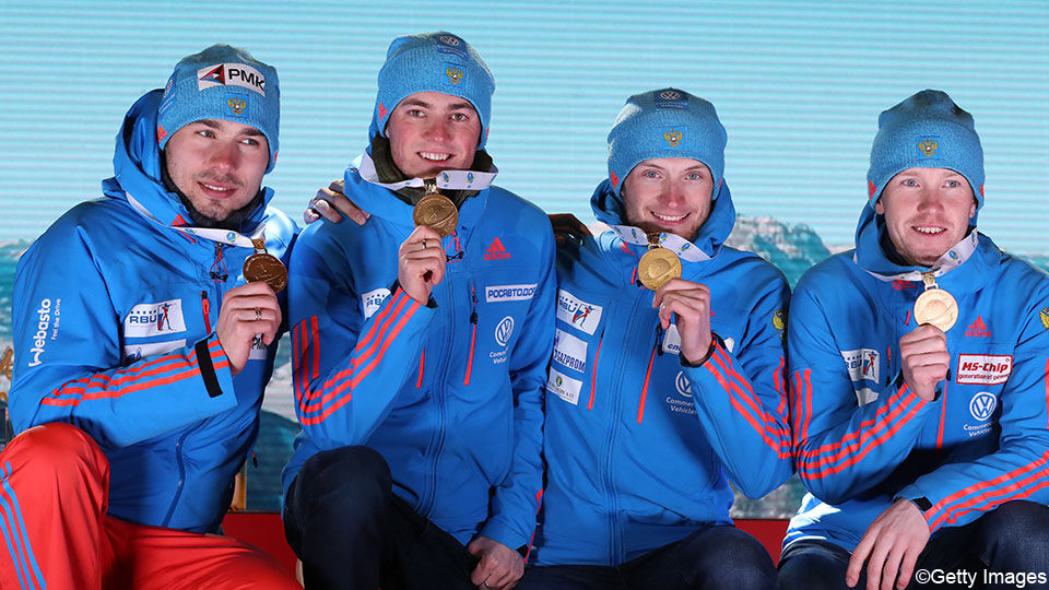 De Russische biatlonmannen pronken met hun gouden medailles.