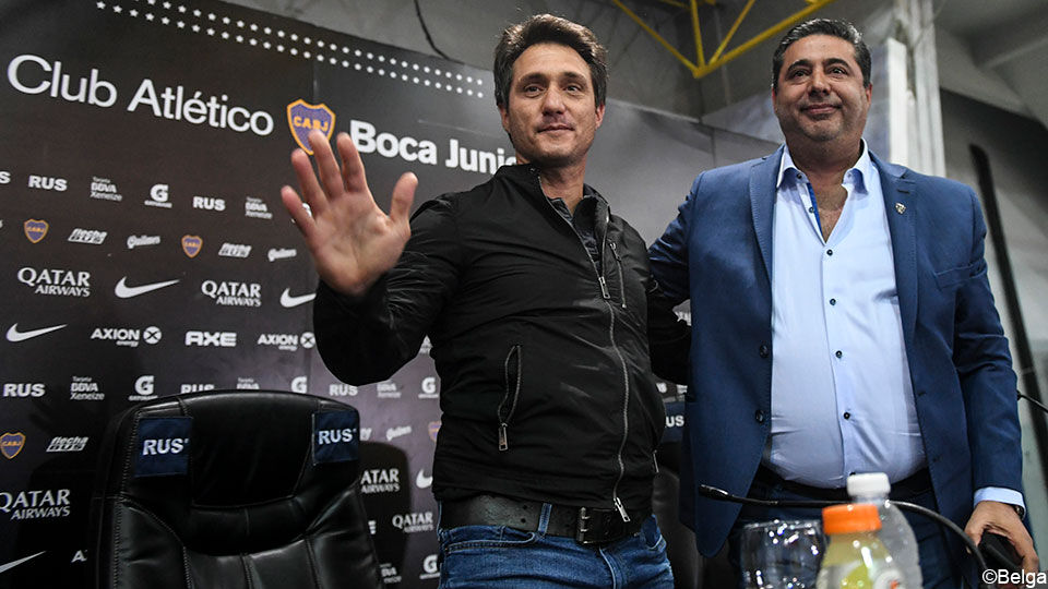 Boca-coach Barros wuift naar de pers.