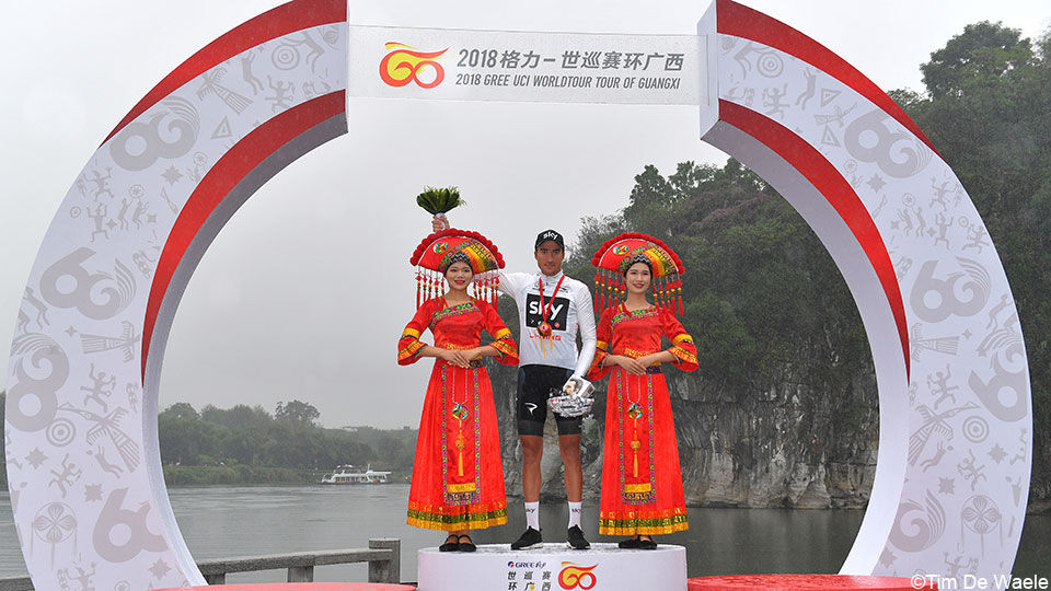 Eindwinnaar Moscon staat op podium Tour of Guangxi.