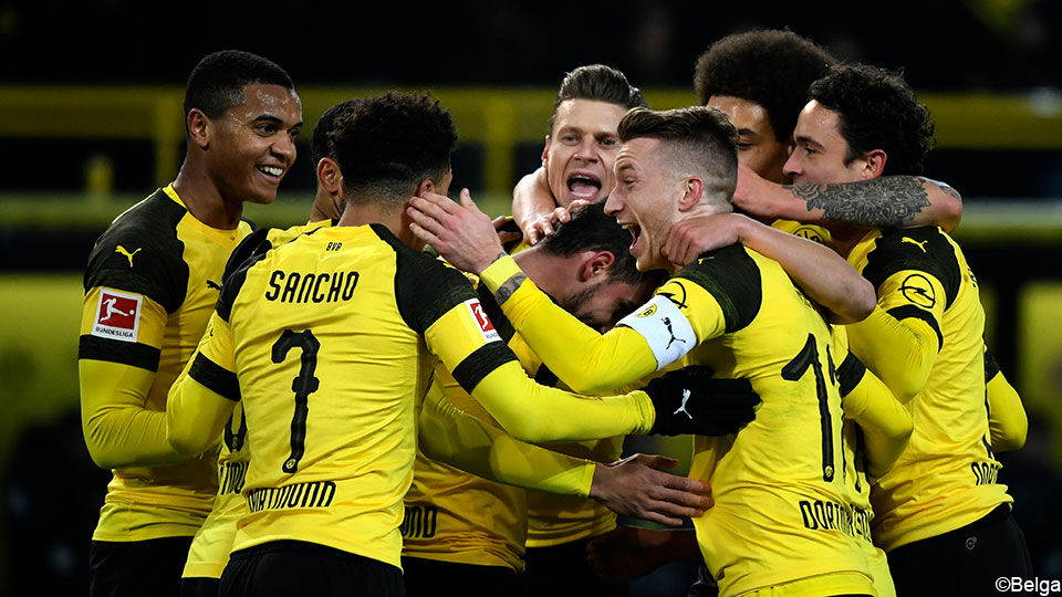 De spelers van Dortmund vieren.