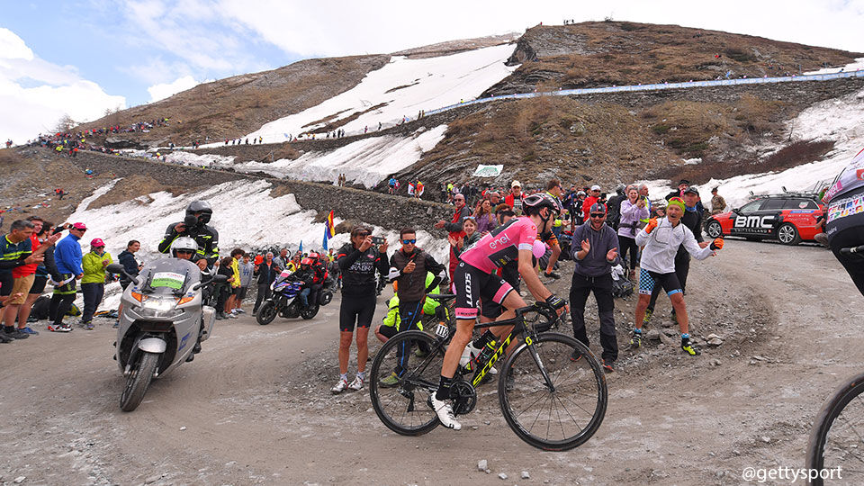 De Giro stond dit jaar bol van spektakel. Simon Yates liep in week drie de man met de hamer tegen het lijf.