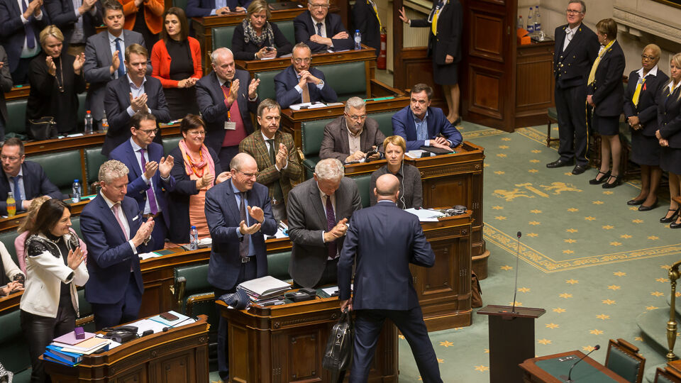 Koning aanvaardt het ontslag van Michel II, regering gaat in lopende