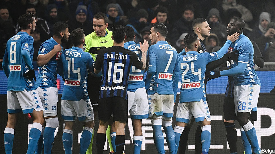De wedstrijd tussen Inter en Napoli werd ontsierd door rellen en racistische spreekkoren.