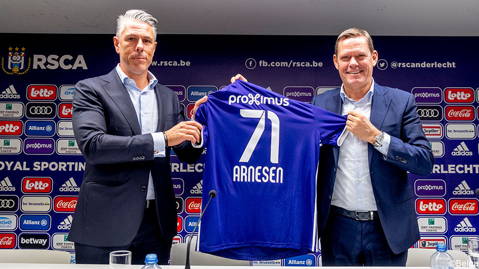 Arnesen poseert met een Anderlecht-shirt met zijn naam erop en rugnummer 71.