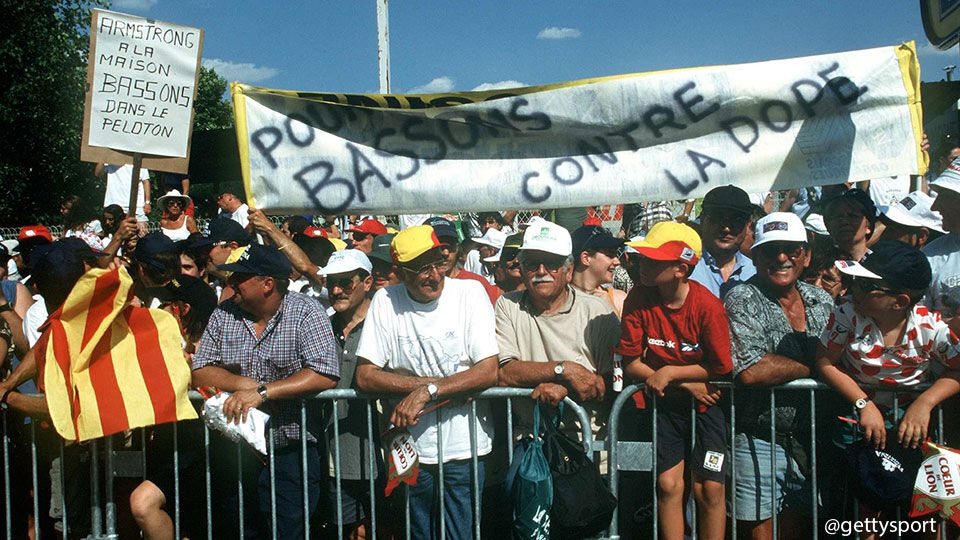Supporters hebben een spandoek mee tijdens een Tour-rit om Bassons te steunen.
