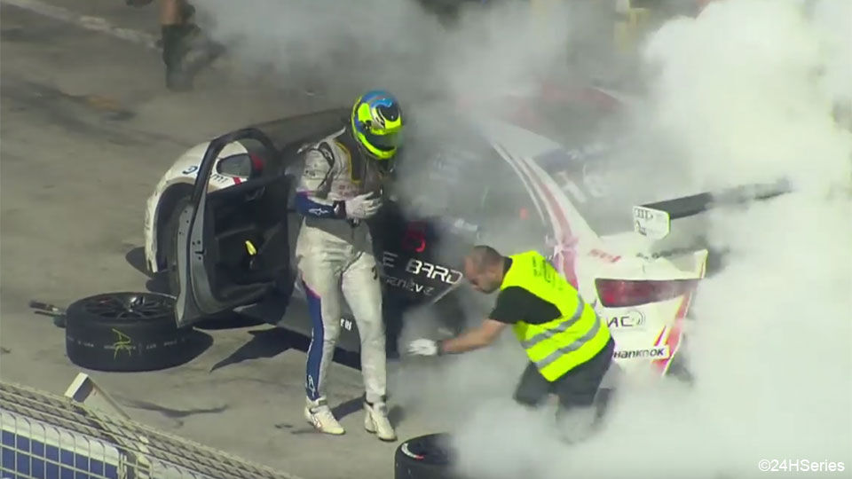 Tom Boonen stapt uit zijn brandende auto.