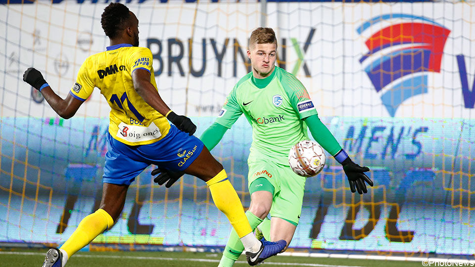 Norin Jackers belet een speler van STVV het scoren in de Limburgse derby van 2019.