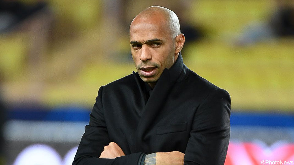 Thierry Henry kijkt bedenkelijk na de zoveelste nederlaag bij ondertussen ex-club Monaco.