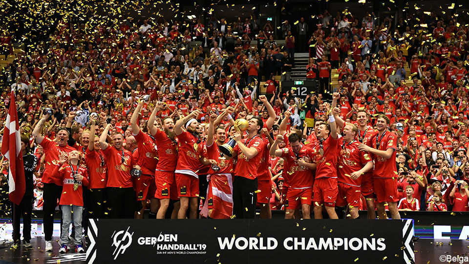 De Deense nationale handbalploeg viert de wereldtitel.